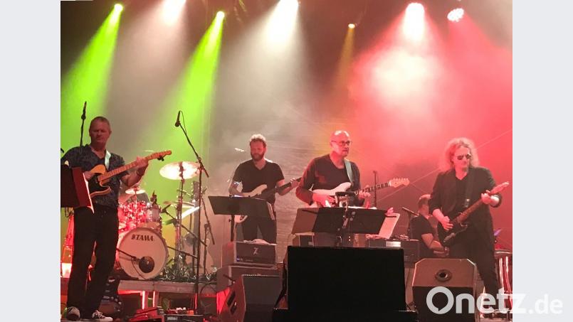 Andreas Blümel (Zweiter von rechts) und Rolli Müller (links) an den Gitarren sowie Uli Zrenner-Wolkenstein (Dritter von rechts) am Bass prägen die Musik des "Atomic Brick Orchestra" und sorgen für den unverwechselbaren Pink-Floyd-Sound. Bild: Amann