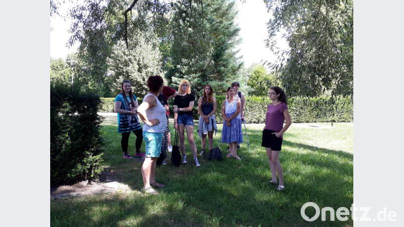 Der Abschlussjahrgang der Kommunalen Fachakademie für Ernährungs- und Versorgungsmanagement des Landkreises Hof bei einer Kräuterführung in Waldsassen. exb