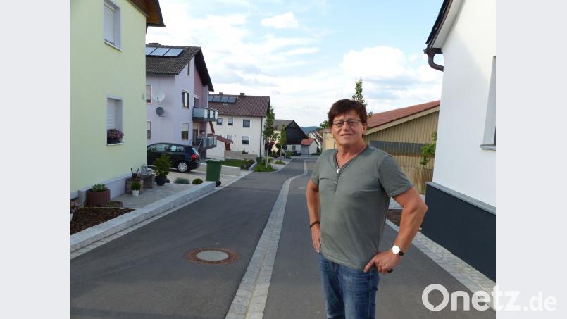 Helmut Ries kann stolz sein: Das Dorf - hier der Straßenzug "Im Gassl" ist aufgewertet worden. Völkl