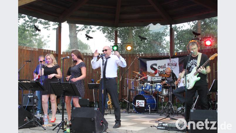 Die Funk- und Soul-Band &quot;Soul Station No. 10&quot; überzeugt absolut bei ihrer Serenaden-Premiere in der Freizeitanlage. Rekord verdächtige 600 Zuhörer wollten die Formation hören und waren von der Musik hingerissen. prh