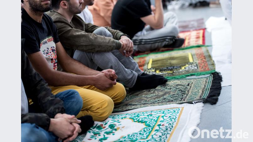 Muslime nehmen in München an einem Freitagsgebet teil. Der Freistaat will, dass gemeinützige Vereine gegenüber den Finanzbehörden ihre ausländischen Finanzierer offenlegen. : Sven Hoppe/dpa