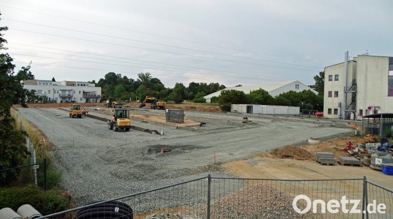 Entlastung bei der Parkplatznot ist in Sicht: Mit Hochdruck bei tropischen Temperaturen schaffen die Bauarbeiter an der Baustelle an der OTH. Im Bild rechts die OTH, anschließend das Satteldach der Tennishalle des TC am Postkeller und links oben die Wohnanlage an der Leuchtenberger Straße. Dobmeier