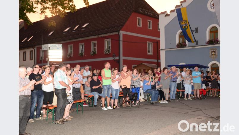 Beim &quot;Böhmischen Traum&quot; hält es die Besucher nicht mehr auf ihren Bänken. bey