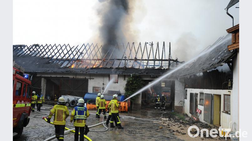 Der massive Einsatz von Löschkräften der umliegenden Feuerwehren kann nicht verhindern, dass die Maschinenhalle ein Raub der Flammen wird. Bild: gfr