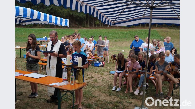 An der von Pfarrer Thomas Stohldreier gehaltenen Feldmese, an der auch zahlreiche Eltern teilnahmen, war Höhepunkt und Abschluss des viertägigen Ministrantenzeltlagers bei Lückenrieth. du