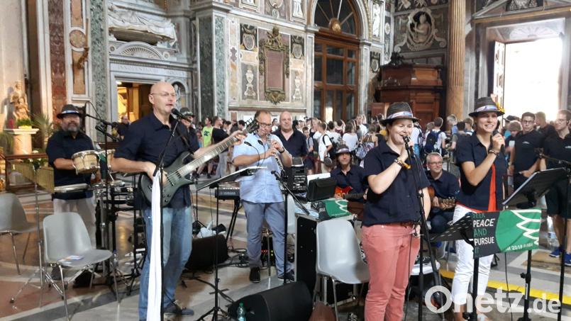 Die „Rom-Band“ der Diözese Regensburg beim großen Eröffnungsgottesdienst der Internationalen Ministrantenwallfahrt in der Lateranbasilika. Bild: exb