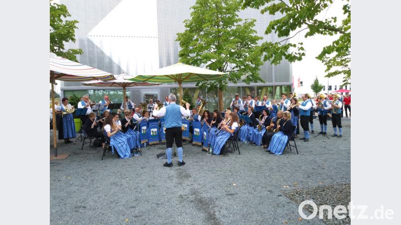 Die Stadt- und Jugendblaskapelle Bärnau spielt bei der Landesgartenschau in Würzburg. exb