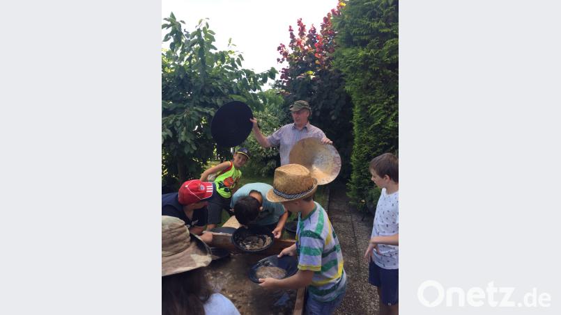 Täglich übt Karl Ochantel in seinem Garten für die Goldwäscher-Weltmeisterschaft in der Hohen Tatra. Gerne dürfen dabei auch Kinder zusehen und sich von der Faszination anstecken lassen. dob