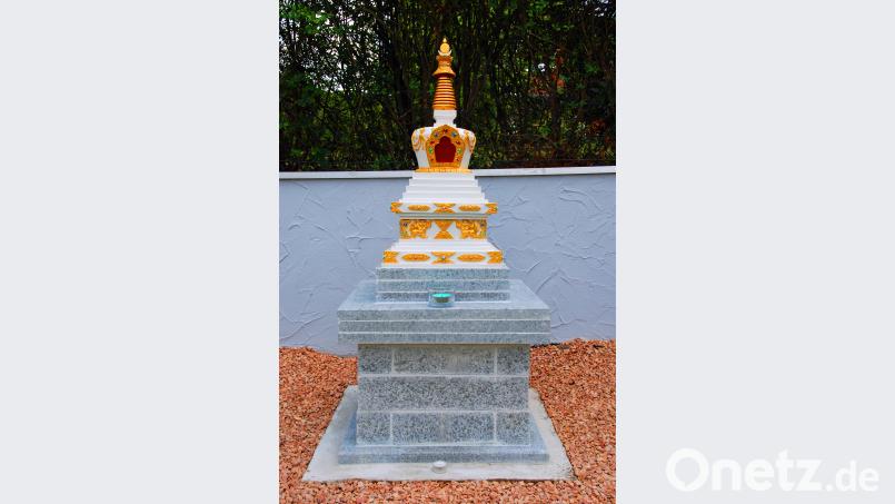 Etwa 1,70 Meter ist der buddhistische Stein-Stupa im Gradl-Garten hoch. Entscheidend ist aber nicht die Größe, sondern der Inhalt des Denkmals. Bild: Andreas Royer