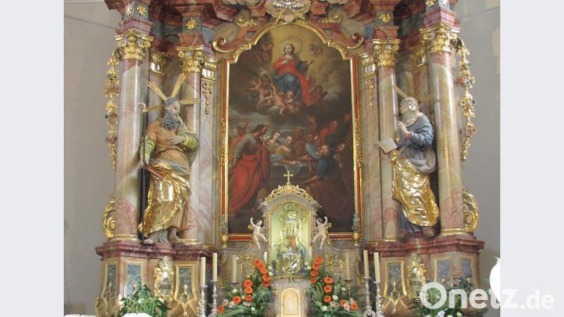 Der Hochaltar der Frohnbergkirche zeigt die Krönung Mariens im Himmel. Der Thomas-Legende folgend sind darunter die staunenden Apostel vor dem leeren Grab der Gottesmutter abgebildet. In der Mitte befindet sich der Glasschrein mit dem Gnadenbild. mma