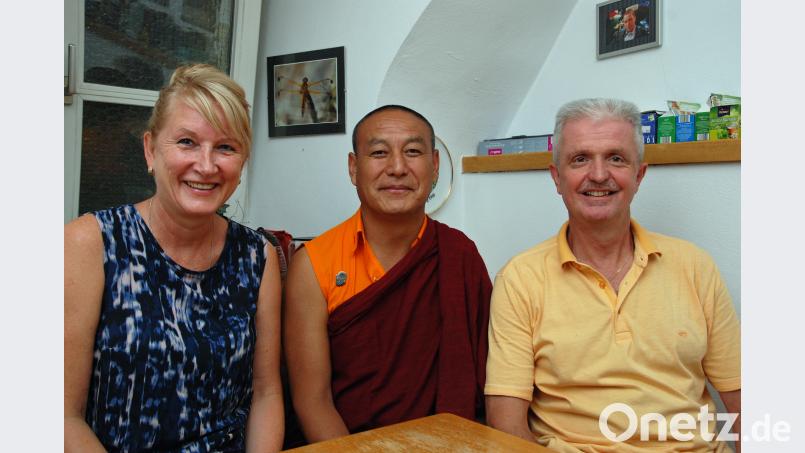 Mit Lama Tendar (Mitte) stellten Simone und Peter Gradl die Bedeutung des Stupa beim Pressegespräch vor. Bild: Andreas Royer