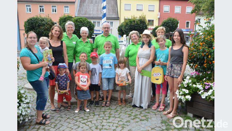 12 Buben und Mädchen hatten Glück, dass ihre Karte an die Kinderkrebshilfe in der Region Oberpfalz Nord zurückgesandt wurden. Jetzt gibt es schöne Preise. Vorsitzender Herbert Putzer (hinten) mit seinem Vorstandsteam überreicht die Preise. Leander Kleins Fluggerät flog bis nach Bayerisch Eisenstein. dob