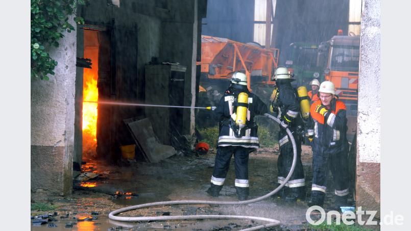 Um den Brand in den Griff zu bekommen, müssen sich die Wehrmänner nahe an die Flammen vorkämpfen. Bild: gfr