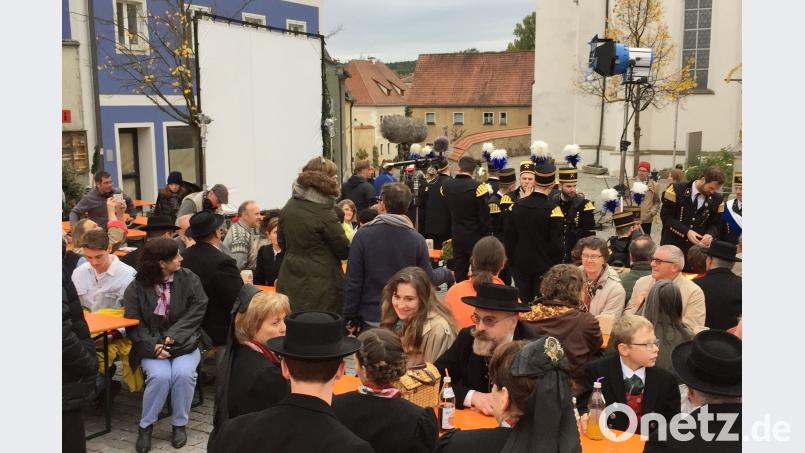 In Schwarzhofen wurde einen Tag lang für ein Fest gedreht, bei dem Hans Schuierer eine Nachfolgelösung für die zu Ende gehende Braunkohle-Industrie in der strukturschwachen Region verspricht. Gerhard Götz
