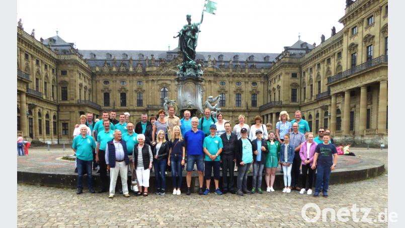 Der Musikverein Ernestgrün unternahm einen Vereinsausflug nach Würzburg – hier bei der Besichtigung der Residenz am Frankonia-Brunnen enz