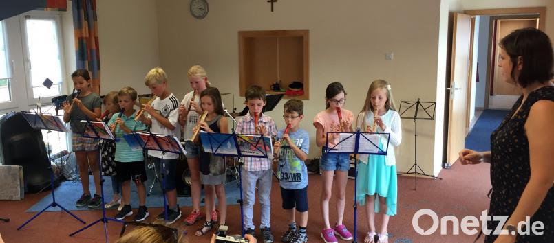 Unter der Leitung von Carola Eckert (rechts) präsentierte sich der musikalische Nachwuchs der Stadtkapelle Pfreimd im Musikerheim. Im Bild die Flötengruppe. hir