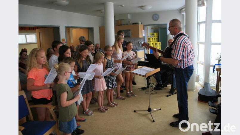 Der Kinderchor wurde vor rund einem Jahr ins Leben gerufen. Geleitet werden die singenden Buben und Mädchen von Werner Fritsch, der gerne auch seine Gitarre auspackt. wro