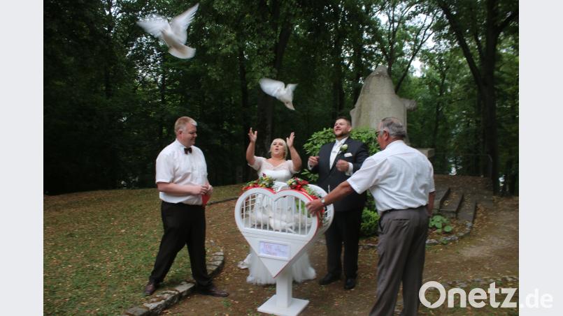Danny Pavlowski und Iris Hessler lassen bei ihrer Hochzeit weiße Tauben fliegen. sne