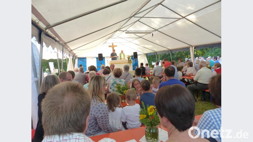 Das Zelt war gefüllt und alle stimmten bei den Liedern der Schubertmesse mit ein. sl
