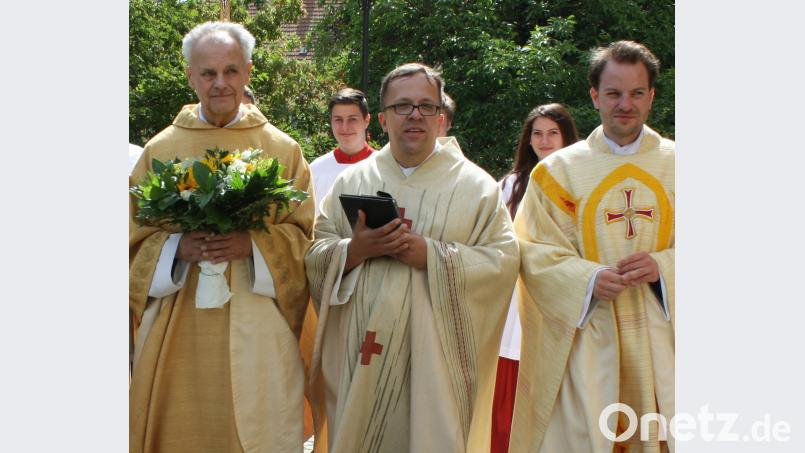 Pfarrer Johannes Kiefmann (Mitte) zusammen mit Studiendirektor a.D. Lothar Kittelberger (links) und dem kürzlich verabschiedeten Kaplan Martin Popp. Das Foto entstand bei Kittelsberger 40-jährigem Priesterjubiläum am 24. Juni. Johannes Kiefmann hatte die Feierlichkeiten federführend organisiert. Am 1. August ist der 37-jährige Geistliche verstorben. lg