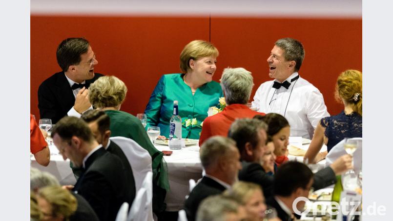 Gute Stimmung in Bayreuth: Marc Rutte (links), Ministerpräsident der Niederlande, Bundeskanzlerin Angela Merkel und ihr Mann Joachim Sauer unterhalten sich in einer Pause der Premiere von "Lohengrin" im Festspielhaus. Matthias Balk, dpa