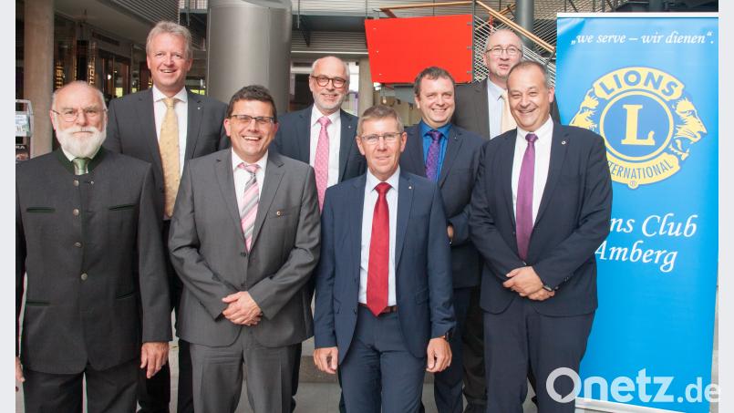 Eine neue Führungsmannschaft leitet den Lions Club Amberg im mittlerweile schon 57. Jahr seines Bestehens (von links): 2. Vizepräsident Peter Seidl, Vorsitzender Hilfswerk Hubert Sperber, Clubmaster Michael Schüll, Schatzmeister Alois Ponnath, Präsident Robert Jung, 1. Vizepräsident Andreas Hermann, Schriftführer Frank Mitschke und Past-Prädident Florian Göldner. Bild: usc