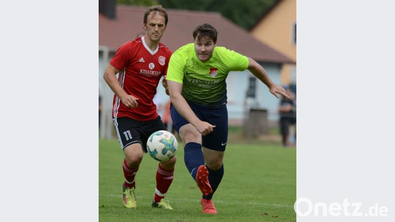 Bastian Lobinger (rechts) brachte die SpVgg Pfreimd vorige Woche mit einem Elfmetertor in Führung, zum Sieg reichte es aber nicht. Beim Schlusslicht SV Hutthurm möchte die Mannschaft von Trainer Tobias Bernklau am Samstag endlich etwas Zählbares mitnehmen. mhs