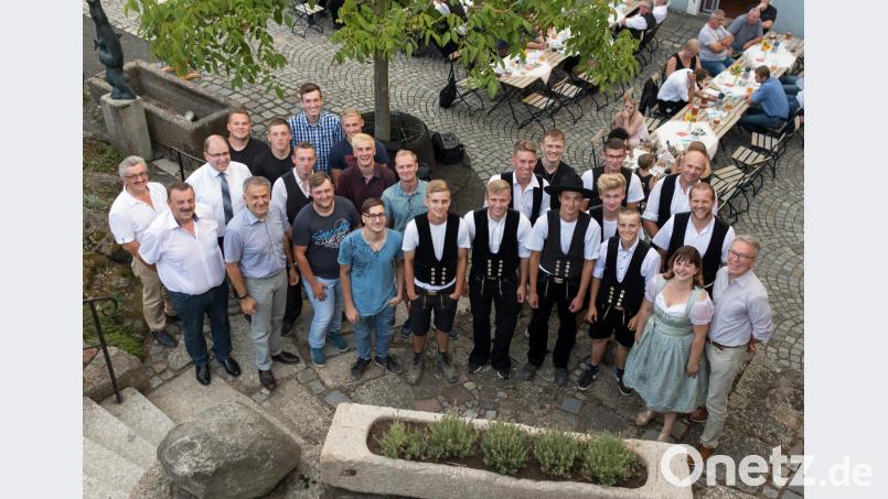 Bei der Freisprechungsfeier (von links): der Vorsitzende des Gesellenprüfungsausschusses Maurer, Josef Böhm, Obermeister Bau Werner Ott, Johann Zach von den Vereinigten Sparkassen, stellvertretender Landrat Roland Grillmeier sowie (von rechts) Stadtrat Reinhold Wildenauer, Obermeister Zimmerer Adrian Blödt, Josef Kellner vom Prüfungsausschuss Zimmerer und Kathrin Zellner von der Handwerkskammer. dtr