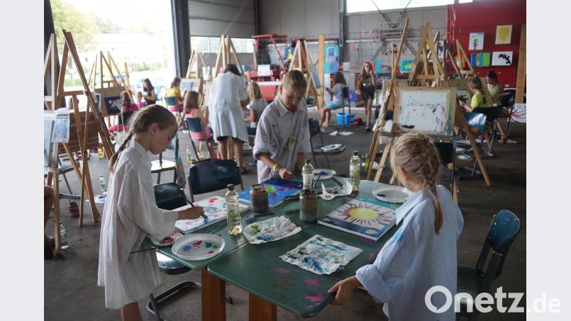 Wenn die Staffeleien nicht reichten, wichen die Kinder auf Tische aus. weu