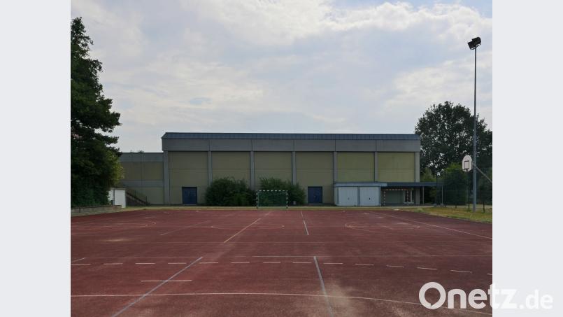Direkt neben der alten Turnhalle soll auf dem Allwetterplatz die neue Dreifachturnhalle gebaut werden. Norbert Grüner