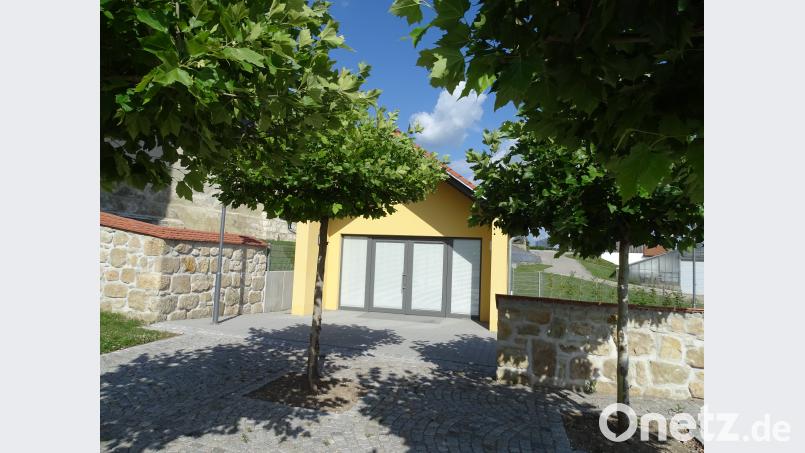 Die Außenanlagen und in diesem Zusammenhang nicht vorhersehbare Kostenmehrungen sind es laut Planerin, die das Leichenhaus-Projekt in Wolfring so teuer machten. Das eigentliche Gebäude wurde für 77 000 Euro errichtet. Das Doppelte dieser Summe aber wurde in all das investiert, was rings ums Leichenhaus entstand. Unter dem Strich also insgesamt 240 000 Euro. Bild: hou