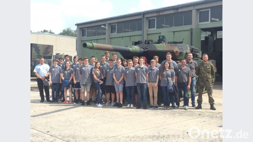 Viel Wissenswertes erfuhren die Fachoberschüler beim Besuch des Panzerbataillons 104 in Pfreimd. exb