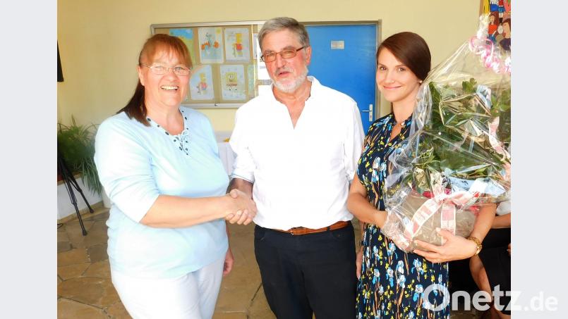 Elternbeiratsvorsitzende Heike Geier (links) und ihre Stellvertreterin Caroline Mühlhofer übergaben an Werner Leupold einen Geschenkkorb. hai