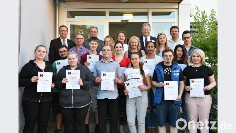 Die Ehrengäste gratulieren zur abgeschlossenen Berufsausbildung (von links): Bürgermeister Martin Preuß, Martin Gimpl (Kolping), Manfred Tröppl (Geschäftsstellenleiter Agentur für Arbeit), Sonja Schleicher (Geschäftsführerin Jobcenter), Andrea Ziegler (Zentrumsleiterin Kolping-Bildungswerk), Landrat Richard Reisinger und Robert Pirner (Teamleiter Kolping). (exb)