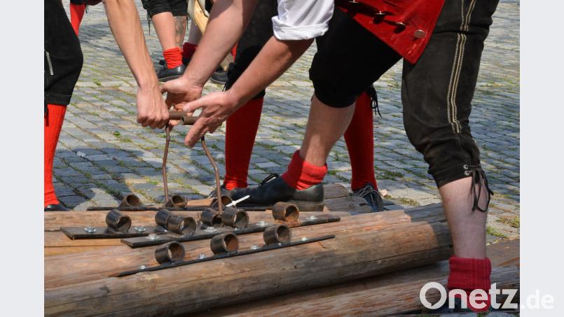 Beim Baumaufstellen ist Muskelkraft gefordert. Petra Hartl