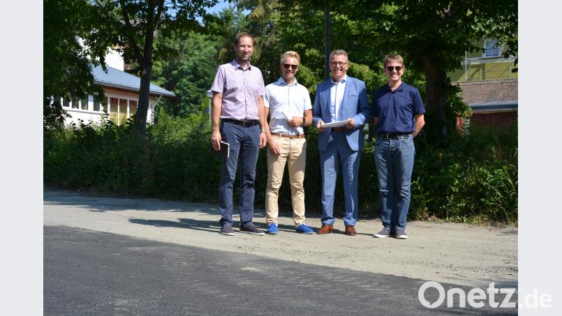Stellvertretender Kämmerer Harald Eckstein, Straßenbaumeister Michael Dörfler, Bürgermeister Franz Stahl und Stadtbaumeister Andreas Ockl (von links) freuen sich über die neue asphaltierte Fahrbahn auf dem Musl-Parkplatz. Von Schlaglöchern und Spurrinnen ist nichts mehr zu sehen. szl