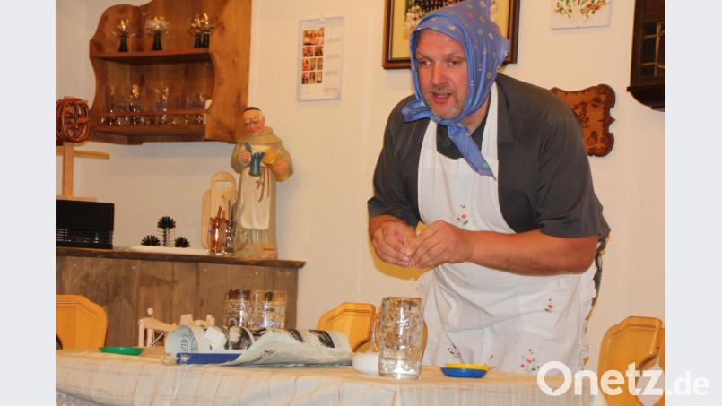 Andreas Riedl beim Putzen und Aufräumen in der Küche. kro
