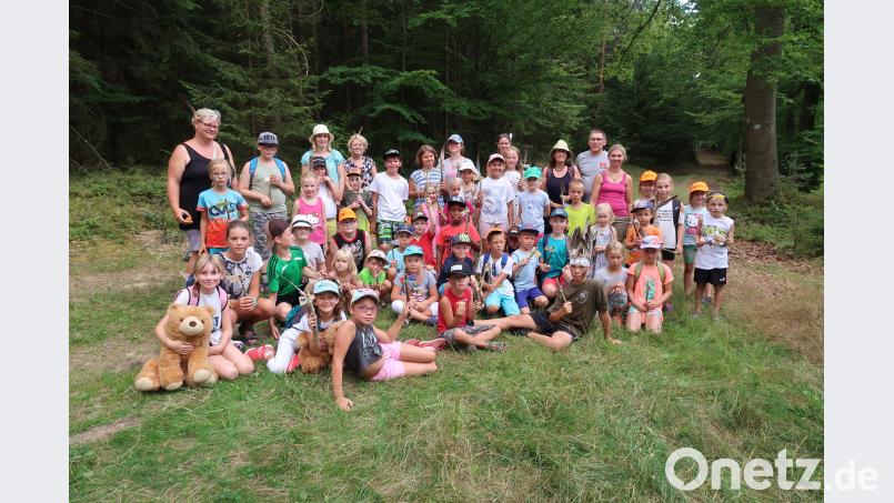 Es war ein Auftakt nach Maß in das Ferienprogramm „Lustige Ferien“. Oskar und Zita Schuster (hinten von rechts) gestalteten einen Indianernachmittag, der für die Kinder keine Wünsche offen ließ. bsc