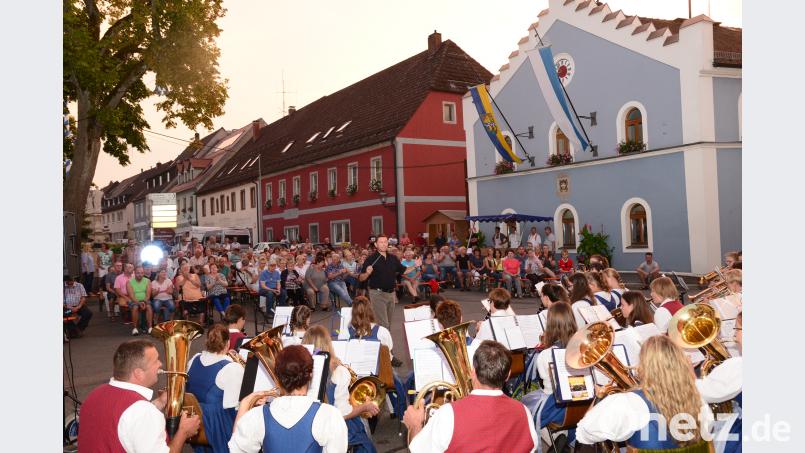 Bürgermeister Rainer Rewitzer gibt nicht nur im Rathaus (rechts), sondern auch beim Großen Vereinsorchester Waidhaus den Takt an. bey