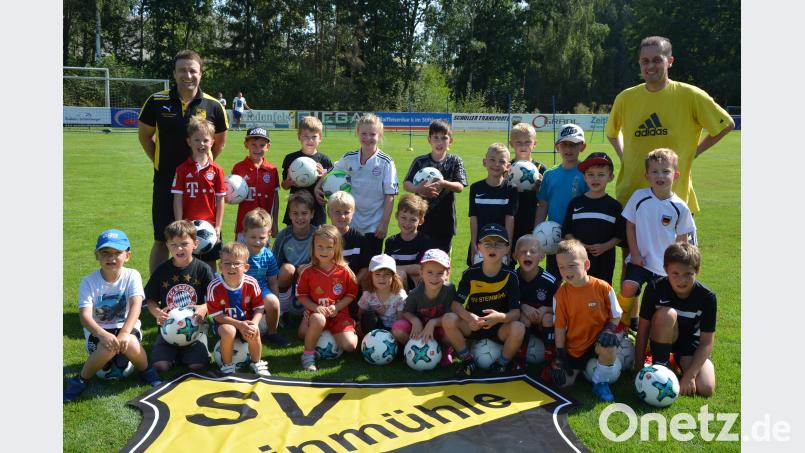 Jugendleiter Christian Hecht (links) betreute gemeinsam mit Jürgen Dolles die Kinder, die zum Schnuppertraining auf die Sportanlage des SV Steinmühle gekommen waren. jr