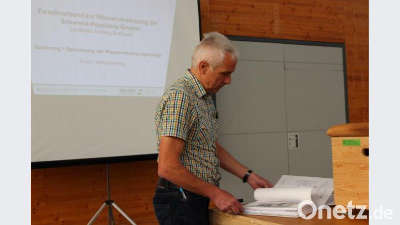 Norbert Winter erläutert die Pläne zur Sanierung der Wasserversorgung im Birgland. sis