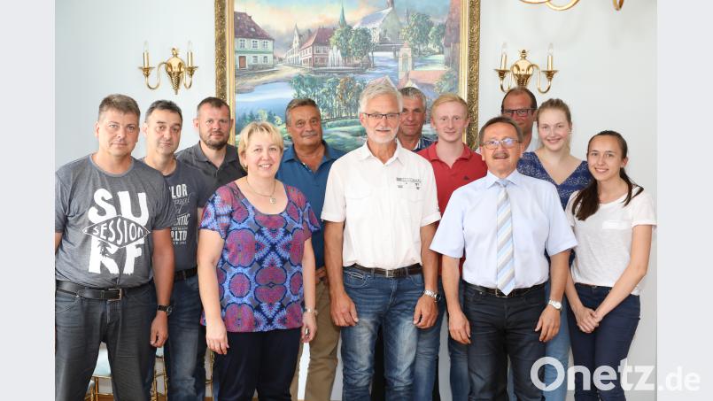 Hans Gürtler (7. von rechts) wurde in den wohlverdienten Ruhestand verabschiedet. Auf dem Bild die Mitarbeiter des Bauhofs und des Rathauses mit Bürgermeister Hans Donko (vierter von rechts) und Personalratsvorsitzender Petra Dietl (vierte von links). njn