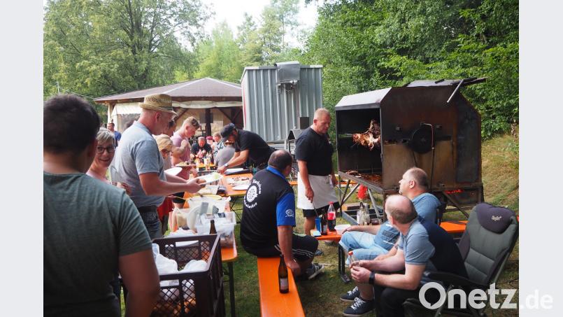 Die vielen Dartfreunde und Gäste lassen sich das XXXL-Schwein schmecken. gz