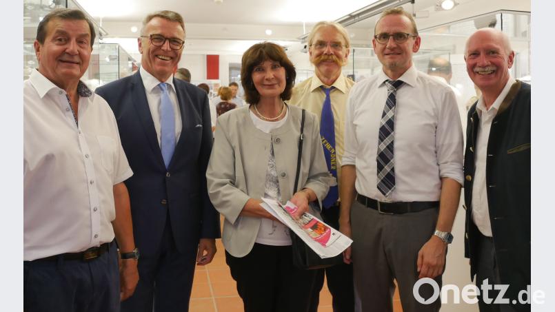 Geballtes Wissen über die keramische Industrie in der Region: (von rechts) Wilhelm Siemen, Christian Münch, Josef Regner, Herta Bayreuther sowie (links) Franz Göhl zusammen mit Bürgermeister Franz Stahl (Zweiter von links). tr