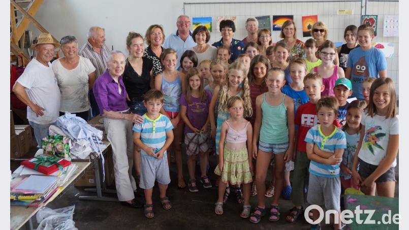 Auf große Resonanz stieß die Malaktion der „Freunde der Kunst“, die von der Künstlerin Katharina Gierlach (Fünfte von links) geleitet wurde. Die Kinder, Monika Krauß (Neunte von links), Anne Gierlach (Sechste von links) und auch Bürgermeister Heinz Weigl (Siebter von links) bedankten sich bei Erika Odemer (Vierte von links) für ihre großzügige Unterstützung. weu