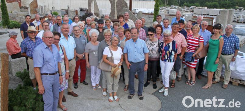 Bei den Granitwerken Baumann schauten sich Mitglieder des Absolventenverbandes der Verwaltungs-und Wirtschaftsakademie um. Gewählt wurde bei dem Treffen auch. nm