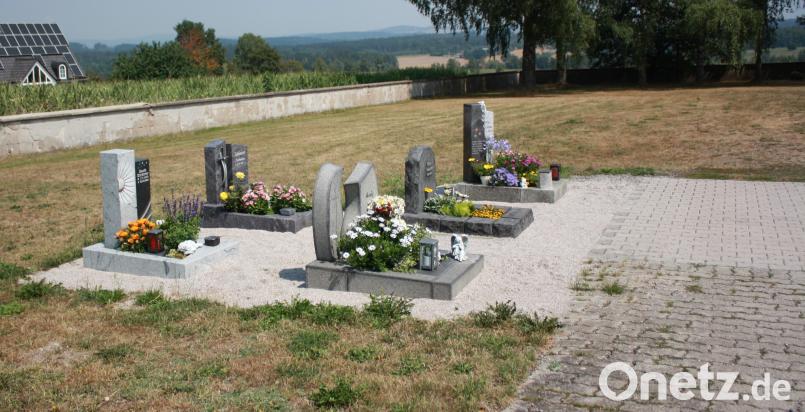 Bei einem Ortstermin mit dem Bauausschuss informierte Steinmetz Rüdiger Gödecke aus Püchersreuth über die Anlegung und Gestaltung von Urnengräbern. Die Anlage soll hinter den bestehenden Urnengräbern entstehen. lk