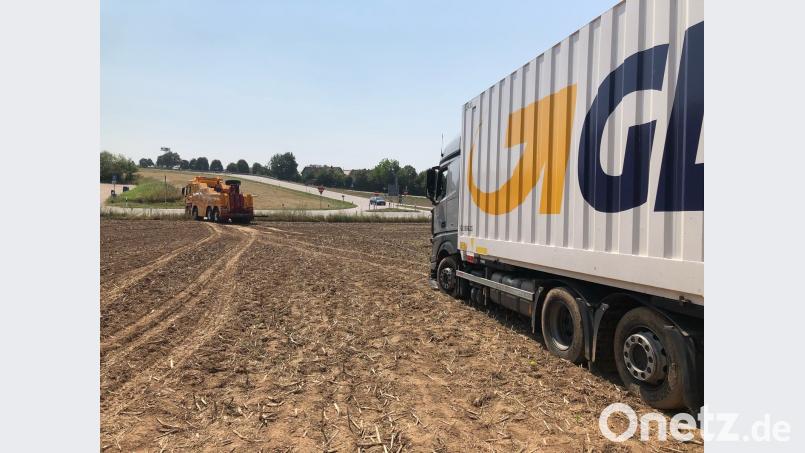 Lastwagenbergung in Laaber. Auer, Alexander