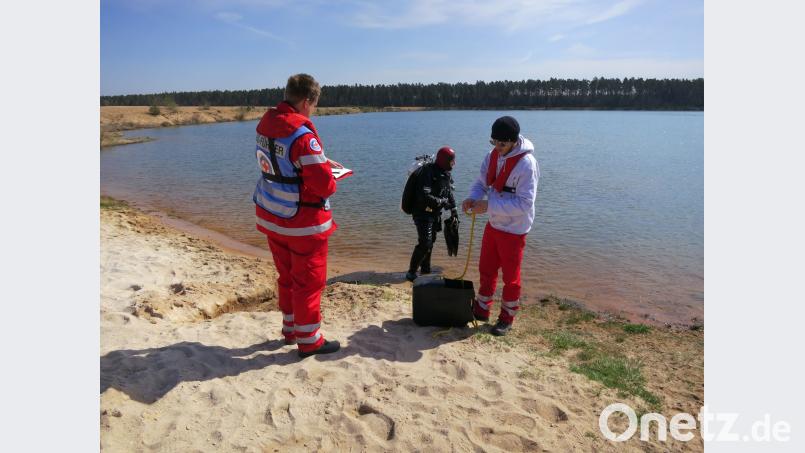 Taucher in voller Montur sind am Samstag auch wieder am Freizeitsee Dießfurt zu sehen. Die Wasserwacht Eschenbach hilft bei der Aufräumaktion mit. exb