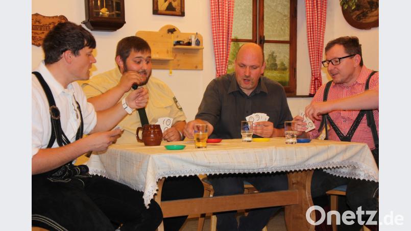 Beim Schafkopfen, von links, Markus Härtl, Christoph Frank, Andreas Riedl und Markus Waller. kro